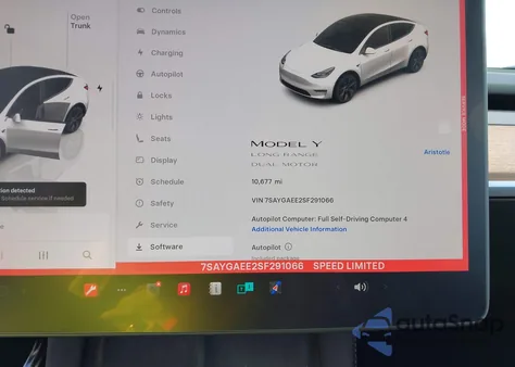 2025 Tesla Model Y Long Range Dual Motor All-Wheel Drive z USA, uszkodzony, nr VIN 7SAYGAEE2SF291066